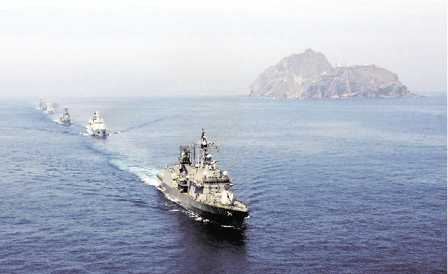 Tàu Hàn Quốc ở ngoài khơi vùng đảo Dokdo/Takeshima. Tàu Hàn Quốc ở ngoài khơi vùng đảo Dokdo/Takeshima.