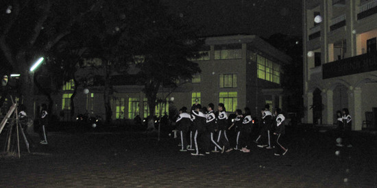 Một lớp học thể dục giữa sân trường chuẩn bị vào lớp học tiết 4. 