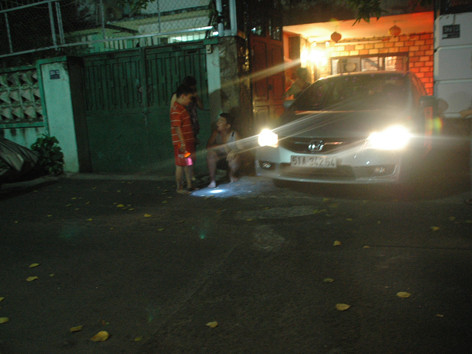 Những người đầu tiên leo mái nhà thoát ra được đám cháy, đang được những người hàng xóm bên cạnh dùng xe đưa đi cấp cứu