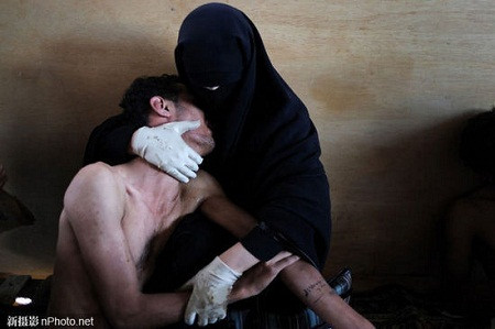 2011: Người phụ nữ ôm đứa cháu trai bị thương trong một cuộc biểu tình tại thủ đô Sanaa, Yemen