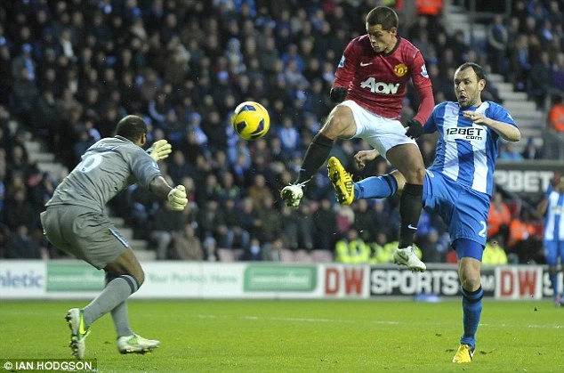 Chicharito tỏa sáng với cú đúp