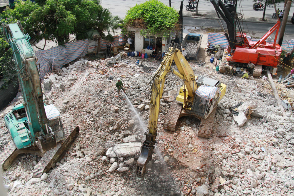 Tuy nhiên, một vài lao động vẫn làm việc trong một công trường. Ảnh: Trường Phong