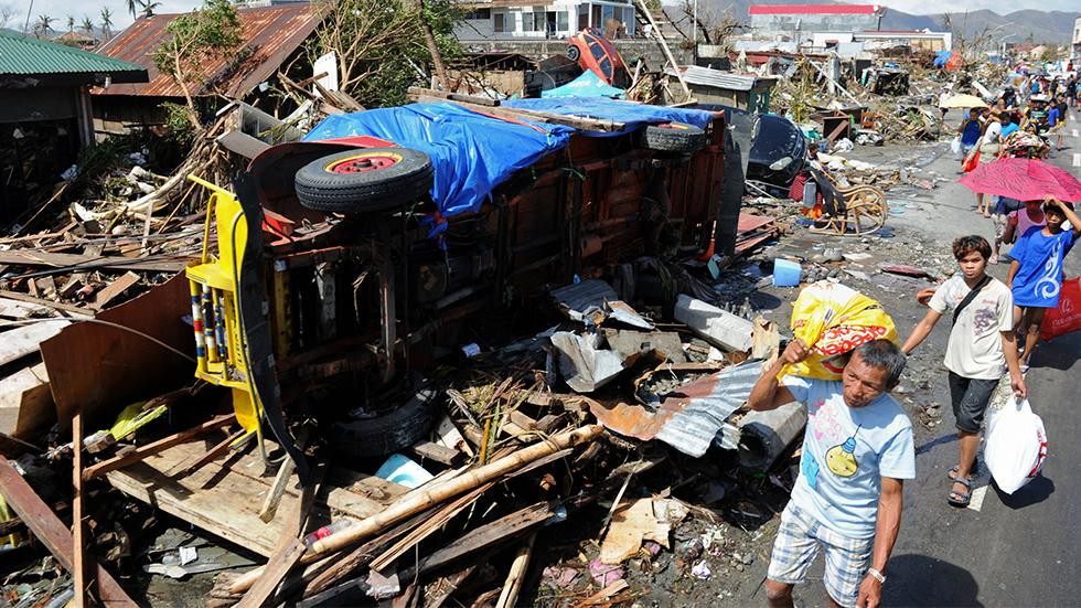 Người dân nhận hàng cứu trợ từ các tổ chức từ thiện. Cảnh đổ nát hiện hữu ở mọi nơi
