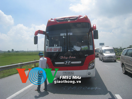 [CẬN CẢNH] Ba ô tô va chạm liên hoàn trên cao tốc Pháp Vân ảnh 2