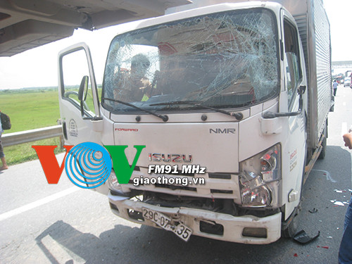 [CẬN CẢNH] Ba ô tô va chạm liên hoàn trên cao tốc Pháp Vân ảnh 1