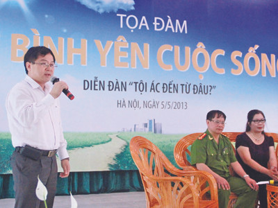 TBT báo Tiền Phong Lê Xuân Sơn (đứng) cùng các vị khách mời tại chương trình