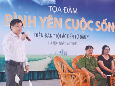 TBT báo Tiền Phong Lê Xuân Sơn (đứng) cùng các vị khách mời tại chương trình
