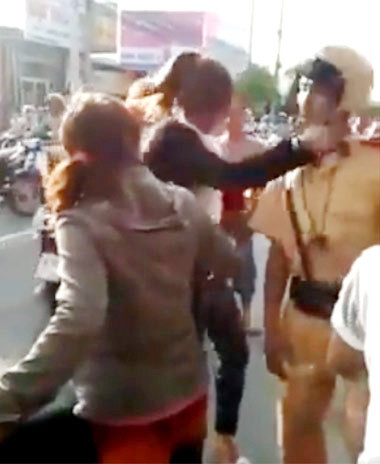 Linh đã liên tục tát vào mặt CSGT. Ảnh chụp từ clip