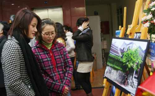 Nhiều cộng tác viên trẻ của báo cũng đến tham dự triển lãm