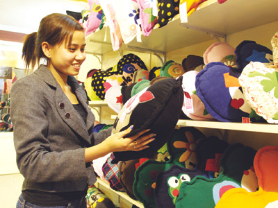 Nhiều bạn trẻ đến mua gối ôm Take One ở Hà Nội Ảnh: Xuân Phú