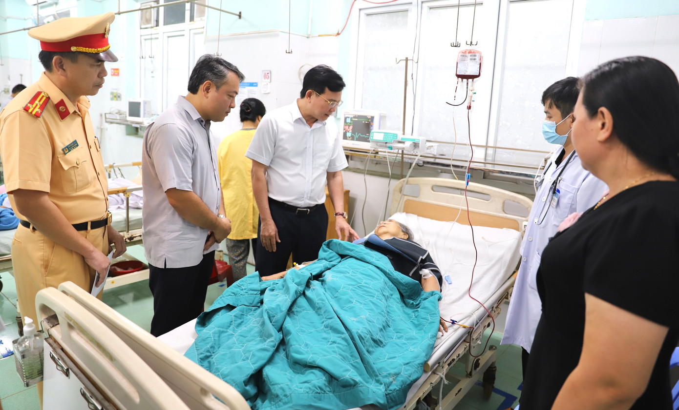 Chủ tịch UBND tỉnh - Trưởng Ban An toàn giao thông tỉnh Đắk Nông Hồ Văn Mười và đoàn công tác thăm hỏi các nạn nhân. Chủ tịch UBND tỉnh - Trưởng Ban An toàn giao thông tỉnh Đắk Nông Hồ Văn Mười và đoàn công tác thăm hỏi các nạn nhân.