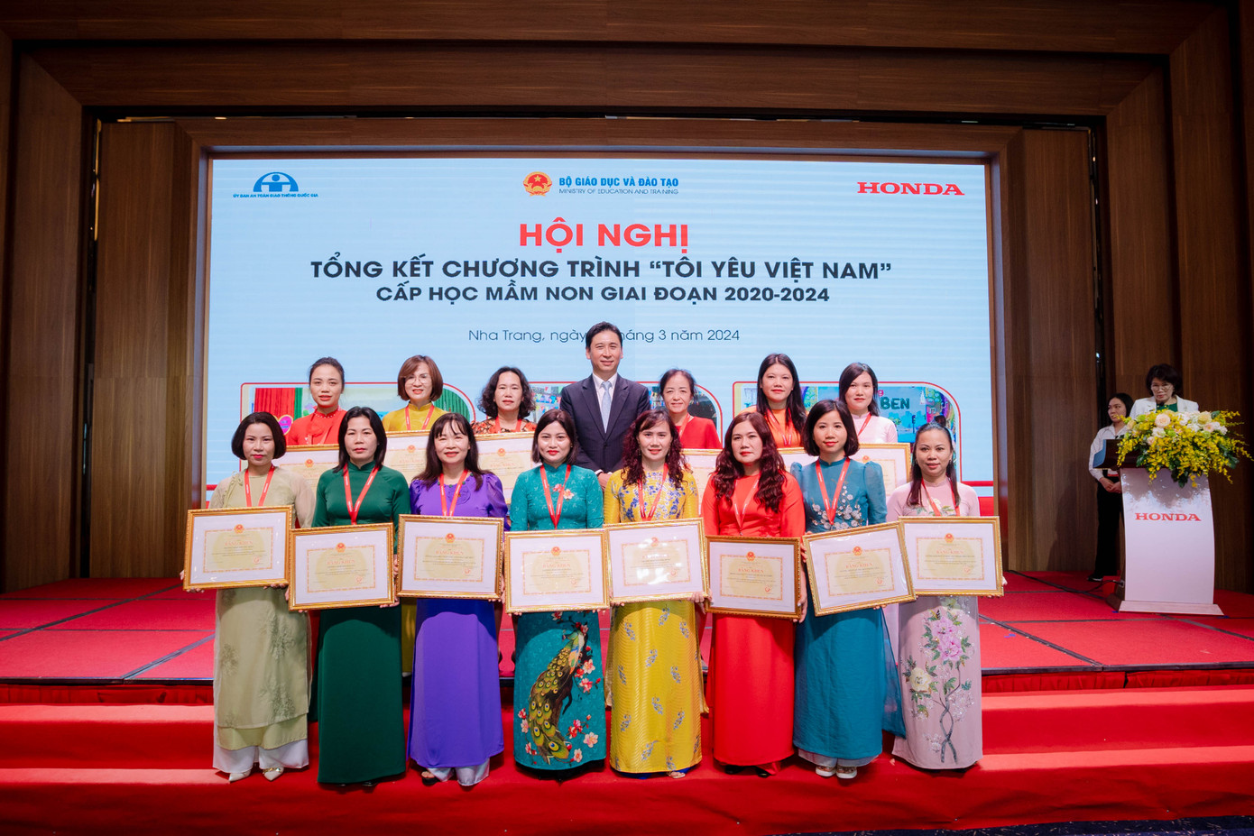 Đại diện Bộ GD&amp;ĐT, Ủy ban ATGT Quốc gia và Công ty Honda Việt Nam trao bằng khen cho tập thể và cá nhân có thành tích xuất sắc