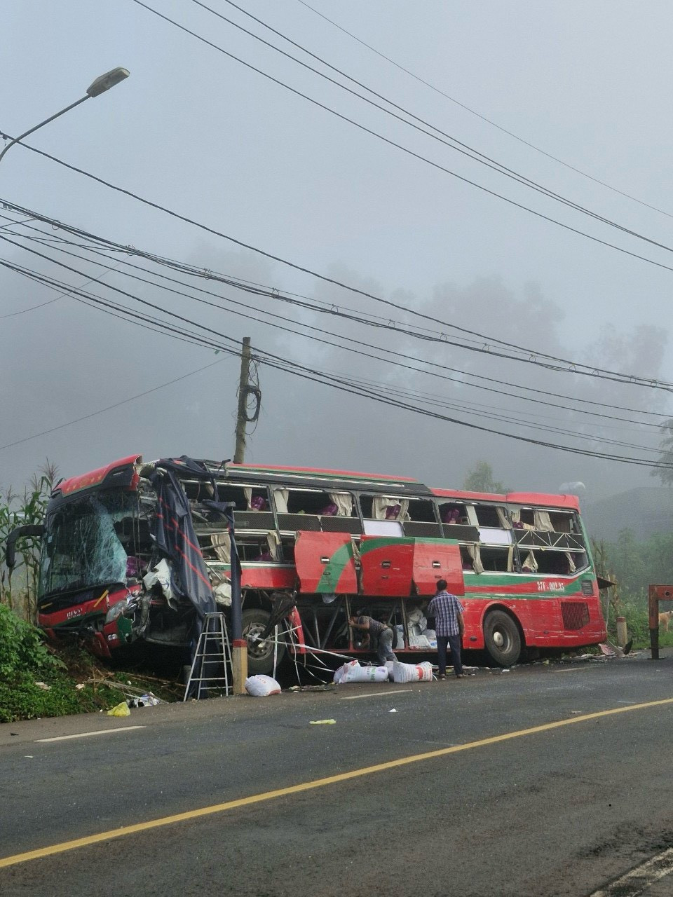 Chiếc xe khách bị hư hỏng nghiêm trọng
