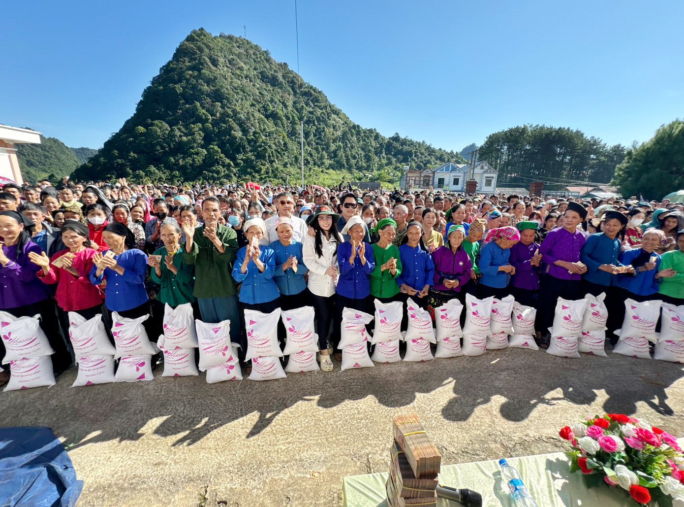 Vợ chồng Tổng Giám đốc Phan Thị Mai và Hoàng Kim Khánh tận tay trao từng phần quà cho bà con vùng cao Lục Khu