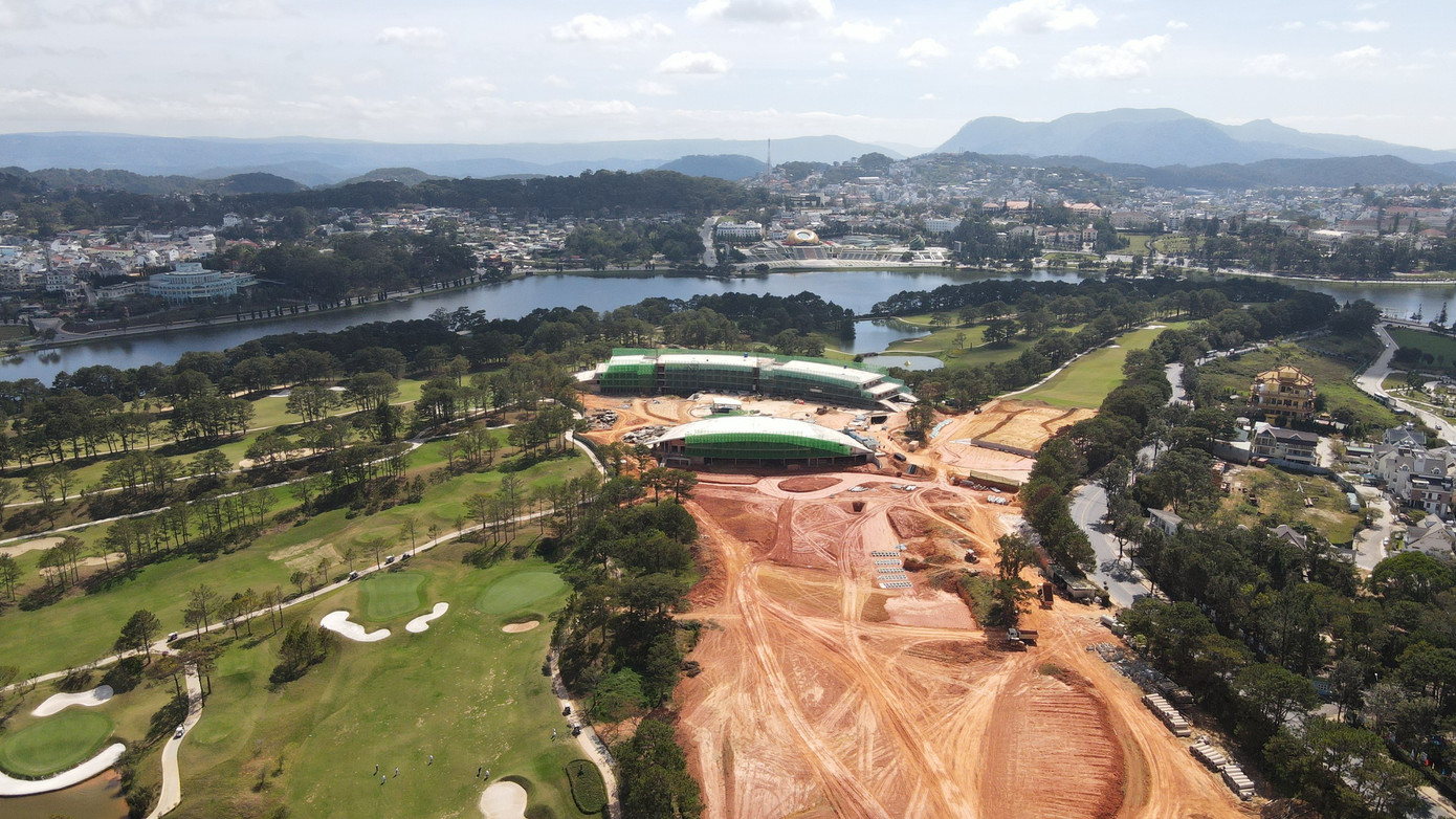 Sân golf có view đắc địa giữa trung tâm Đà Lạt. Ảnh: Khả Hưng