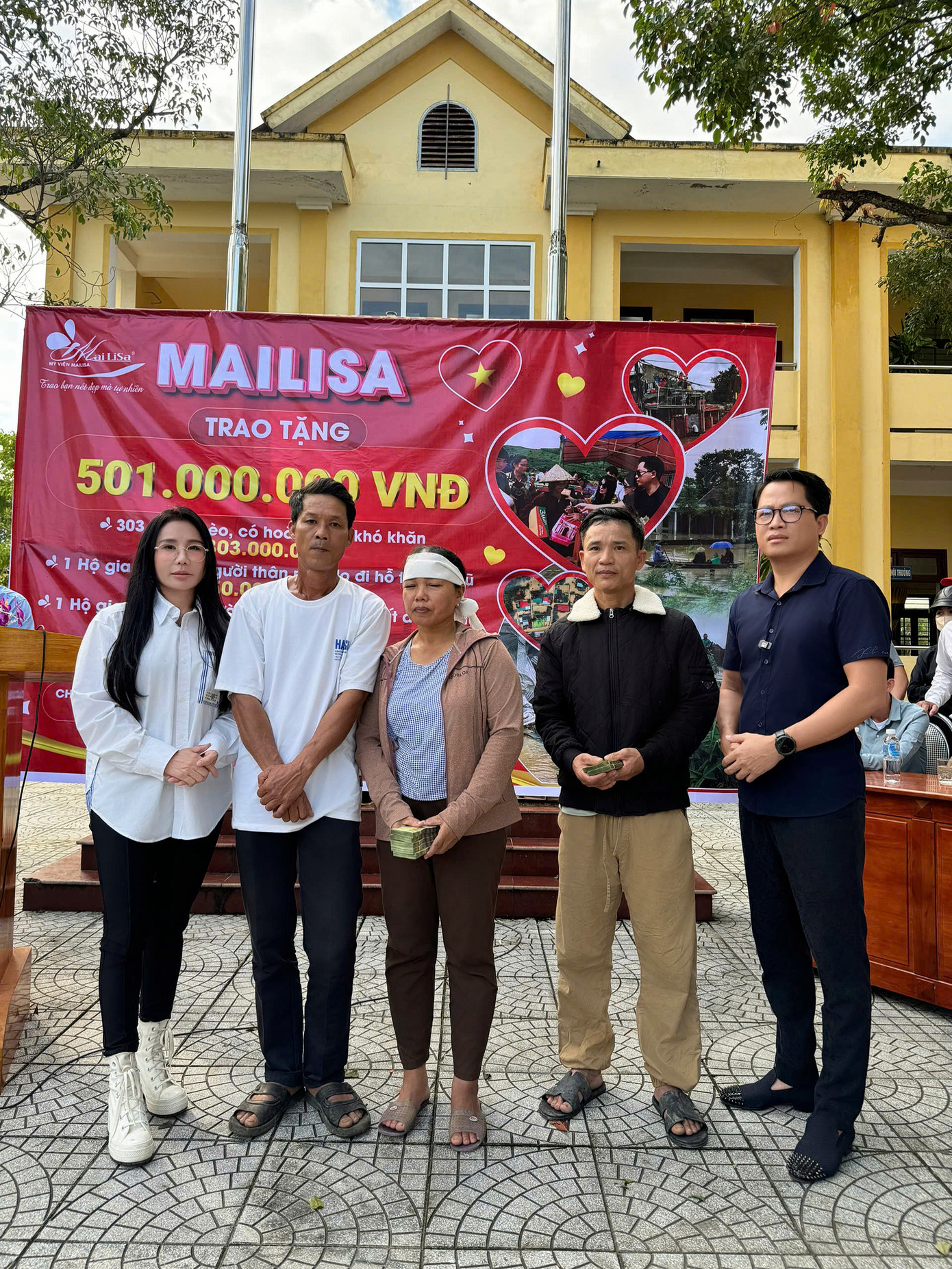 Mailisa trao quà trực tiếp cho gia đình có người thân bị mất do bão lũ