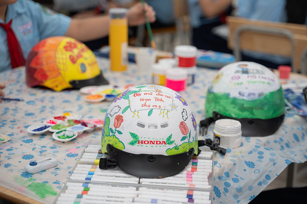 Những chiếc mũ bảo hiểm đạt chuẩn của Honda được các em học sinh trang trí xinh xắn