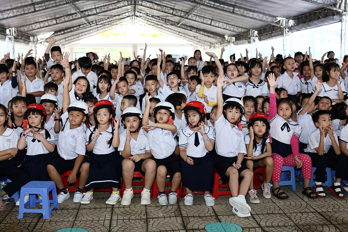 Các em học sinh trường Tiểu học Tiểu La hào hứng tham gia chương trình