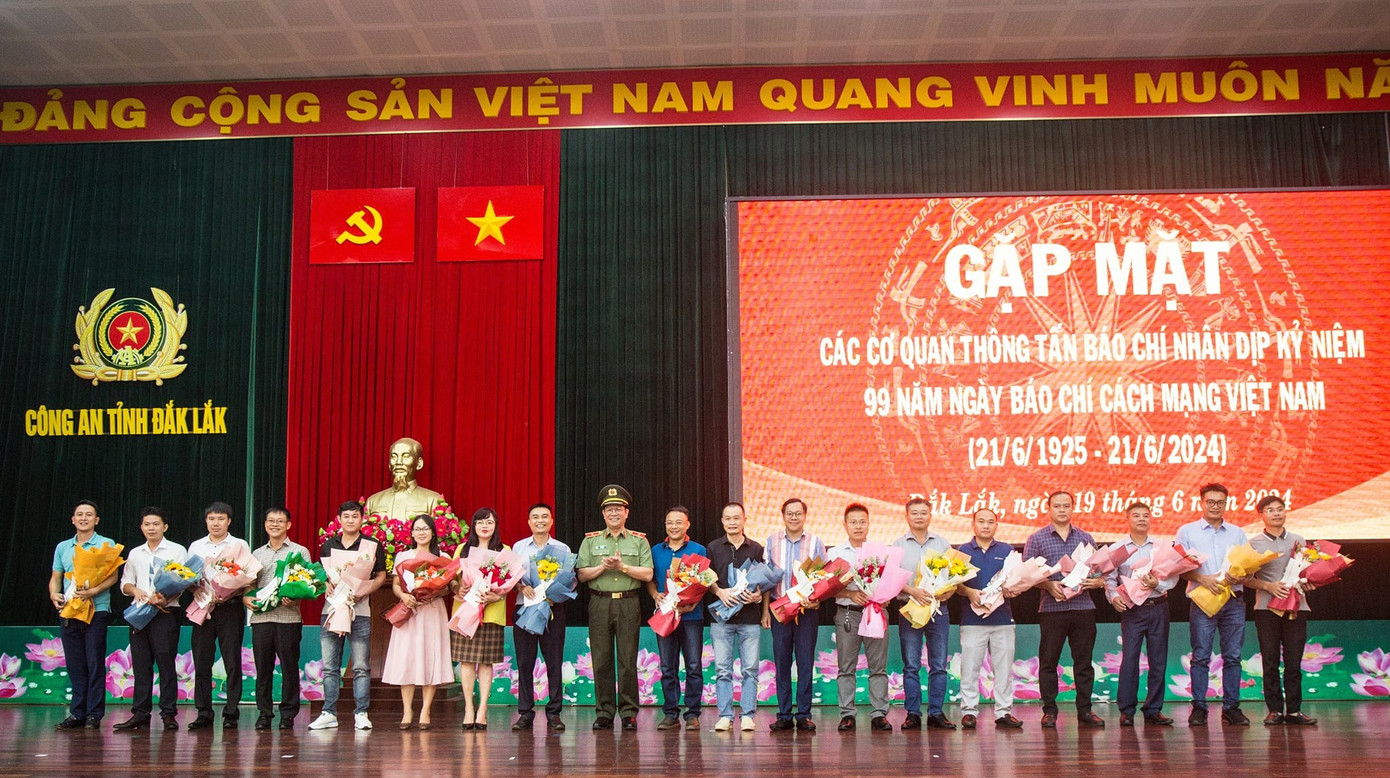 Thiếu tướng Lê Vinh Quy, Giám đốc Công an tỉnh Đắk Lắk tặng hoa chúc mừng các phóng viên, nhà báo dịp 21/6. Ảnh: Ngọc Giang Thiếu tướng Lê Vinh Quy, Giám đốc Công an tỉnh Đắk Lắk tặng hoa chúc mừng các phóng viên, nhà báo dịp 21/6. Ảnh: Ngọc Giang