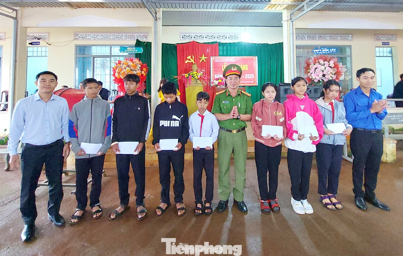 Học sinh khó khăn nhận học bổng tại lễ khai giảng