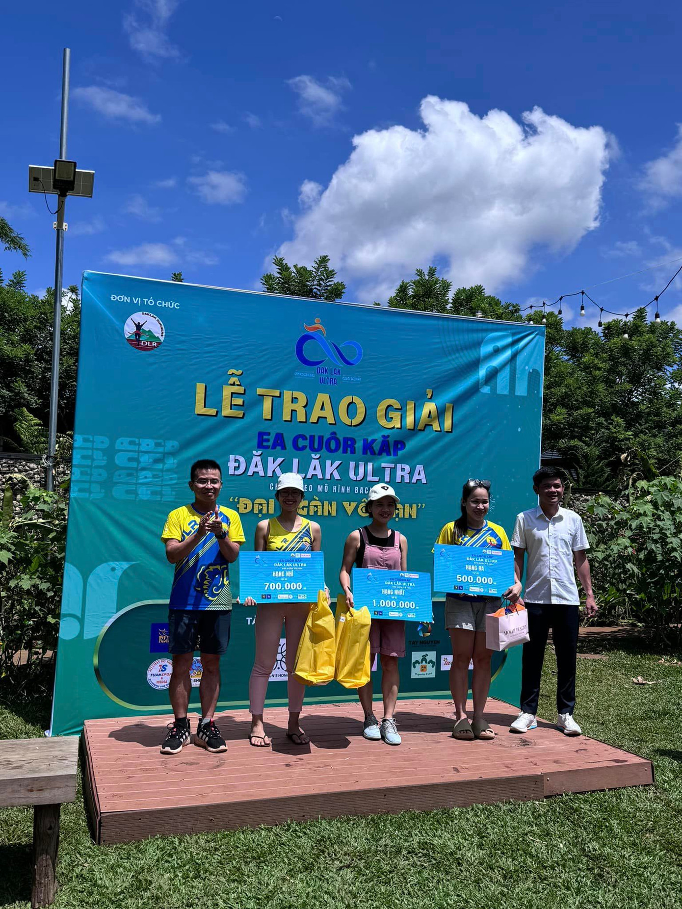 Ban tổ chức trao giải chung cuộc cho các vận động viên Ban tổ chức trao giải chung cuộc cho các vận động viên