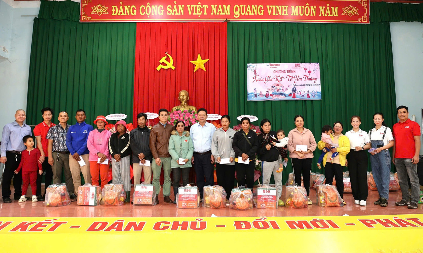 50 suất quà được trao cho các hộ đồng bào dân tộc thiểu số khó khăn ở xã Vụ Bổn