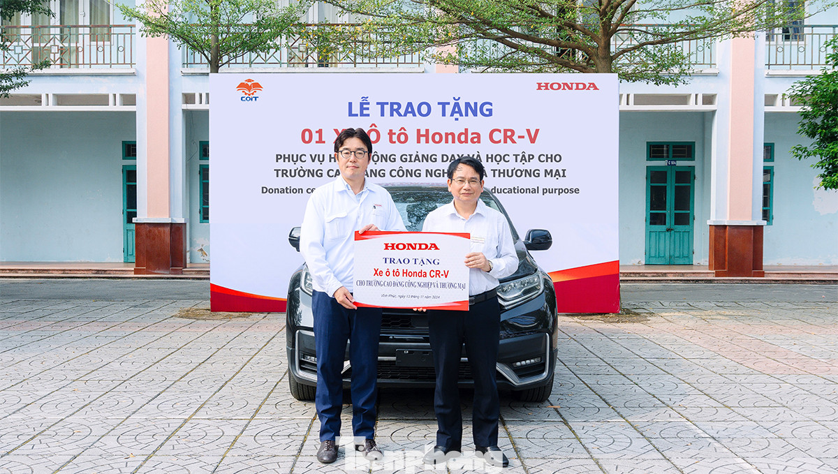 Ông Shinsuke Horiuchi - Phó Tổng Giám đốc Công ty Honda Việt Nam trao tặng xe cho Trường CĐ Công nghệ và Thương mại Ông Shinsuke Horiuchi - Phó Tổng Giám đốc Công ty Honda Việt Nam trao tặng xe cho Trường CĐ Công nghệ và Thương mại