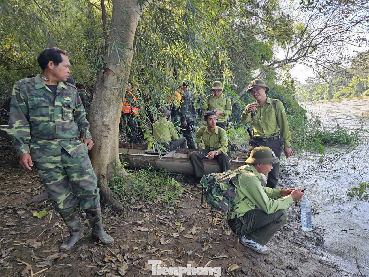 Lực lượng chức năng phải mượn thuyền, xuồng của dân để vượt sông Sêrêpốk tìm kiếm