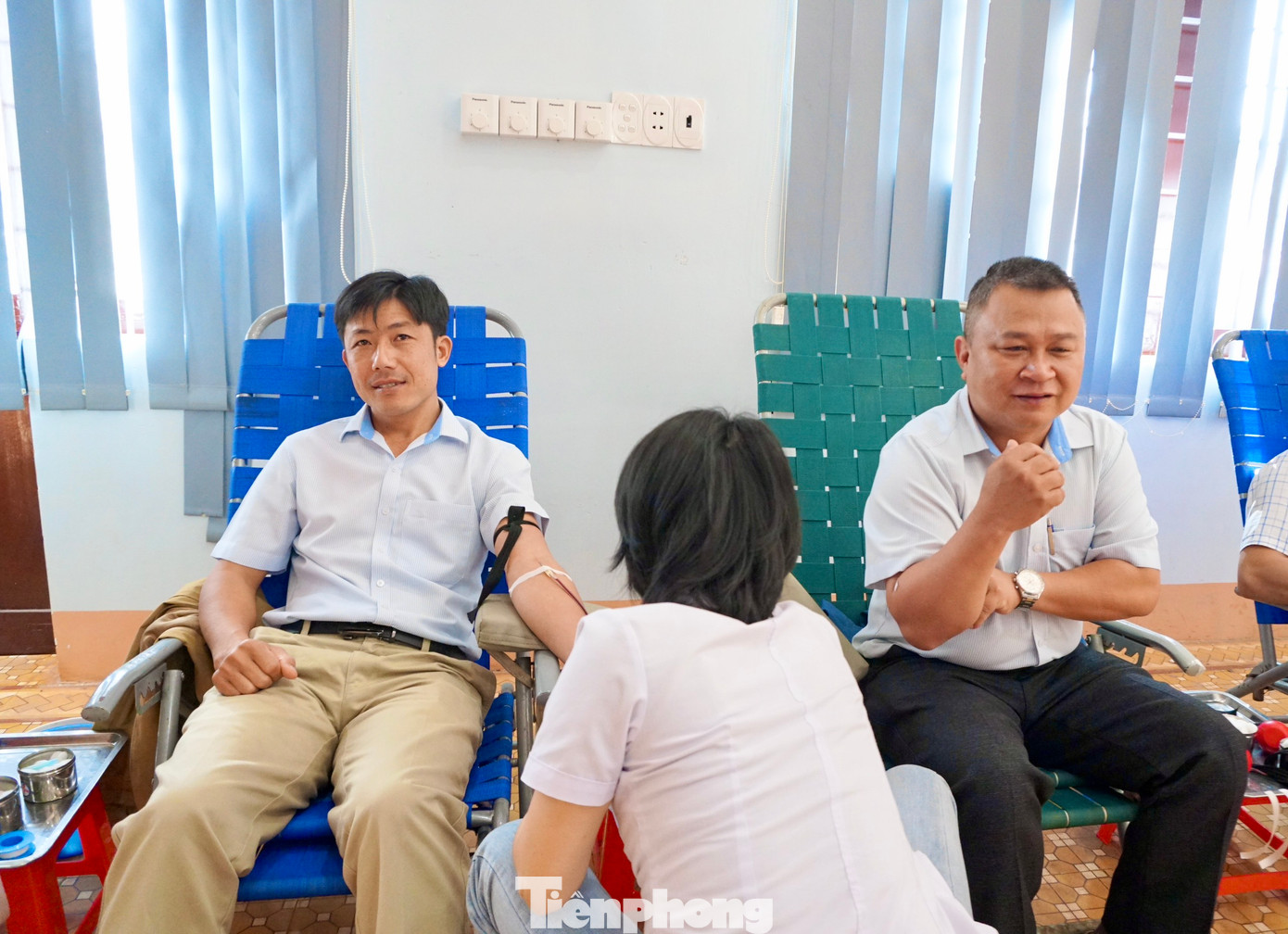 Nguyễn Tiến Trường (phải) - Chủ tịch xã Ea Drơng đã hơn 30 lần hiến máu. Cạnh đó là ông Nguyễn Xuân Phú (trái) - Phó Chủ tịch UBND xã Ea Drơng cũng tiên phong đi đầu trong hoạt động thiện nguyện này. Hôm nay, xã Ea Drơng hơn 80 người đăng ký trao giọt máu yêu thương.