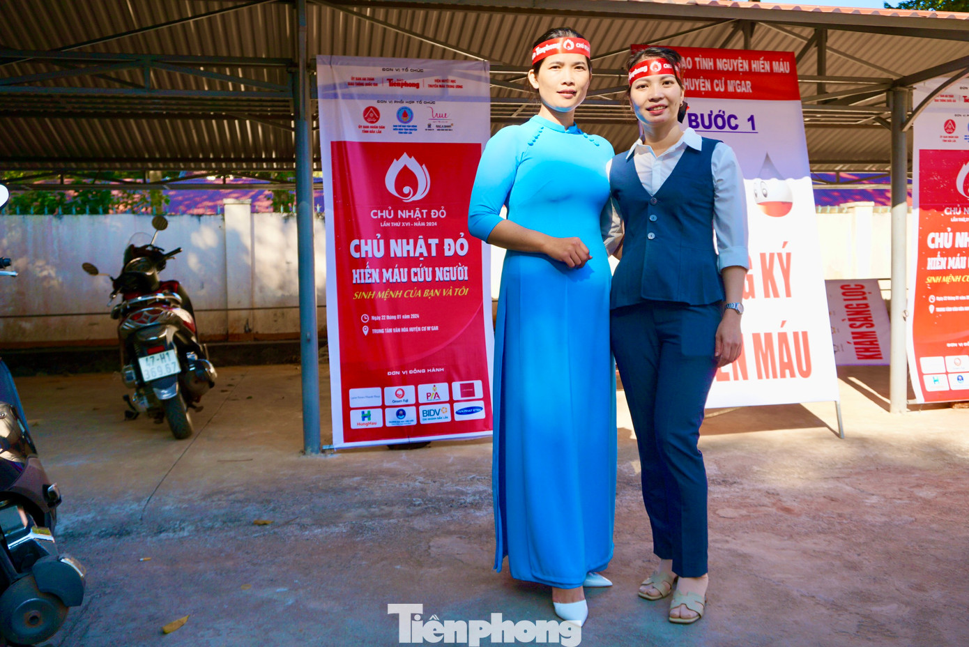 Chị Nguyễn Thị Hồng Nhung (bìa phải), công chức Tài chính - Kế toán xã Cư Suê đã hiến máu 19 lần. Còn chị Nguyễn Thị Nga (bìa trái) - Phó chủ tịch Hội đồng nhân dân xã Ea Drơng cũng đã hiến máu 17 lần.