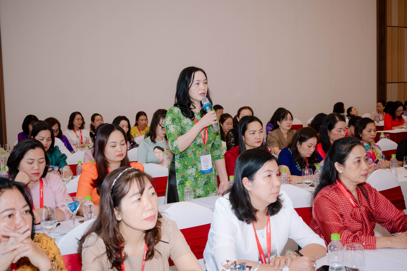 Các thầy cô giáo trao đổi, thảo luận kế hoạch triển khai chương trình trong giai đoạn tiếp theo