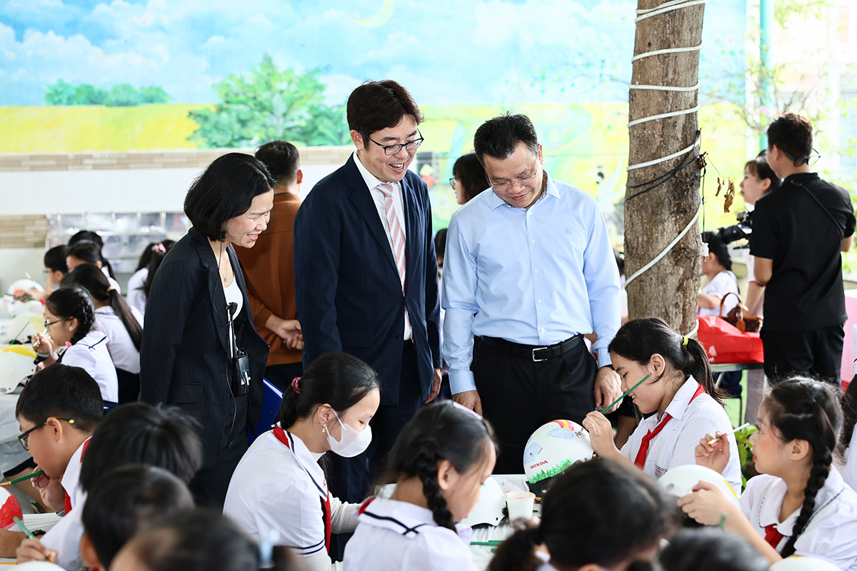 Các em học sinh trang trí mũ bảo hiểm Honda