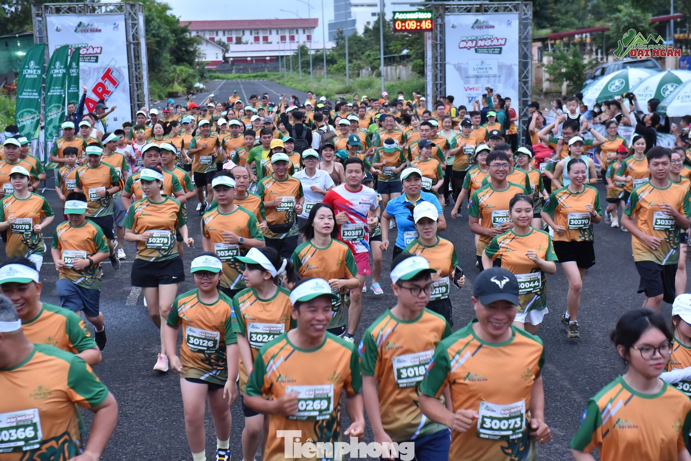 Giải có sự tham gia của gần 1.300 vận động viên, tranh tài 3 cự ly 15km, 7km và 3km. Vận động viên tham gia giải “Bước chân đại ngàn&quot; năm nay ở nhiều độ tuổi, cao nhất trên 60 tuổi, thấp nhất khoảng 5 tuổi.