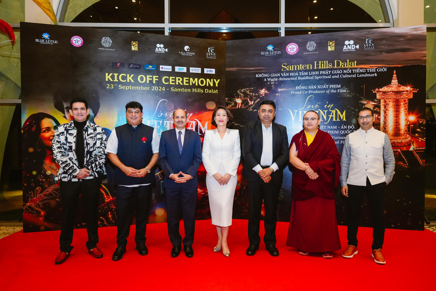 Tiến sĩ Madan Mohan Sethi - Tổng lãnh sự Ấn Độ tại TP.HCM (thứ ba, phải sang), Ngài Sandeep Arya - Đại sứ đặc mệnh toàn quyền Ấn Độ tại Việt Nam (thứ ba, trái sang) cùng các đại diện sản xuất “Love in Vietnam". Tiến sĩ Madan Mohan Sethi - Tổng lãnh sự Ấn Độ tại TP.HCM (thứ ba, phải sang), Ngài Sandeep Arya - Đại sứ đặc mệnh toàn quyền Ấn Độ tại Việt Nam (thứ ba, trái sang) cùng các đại diện sản xuất “Love in Vietnam".