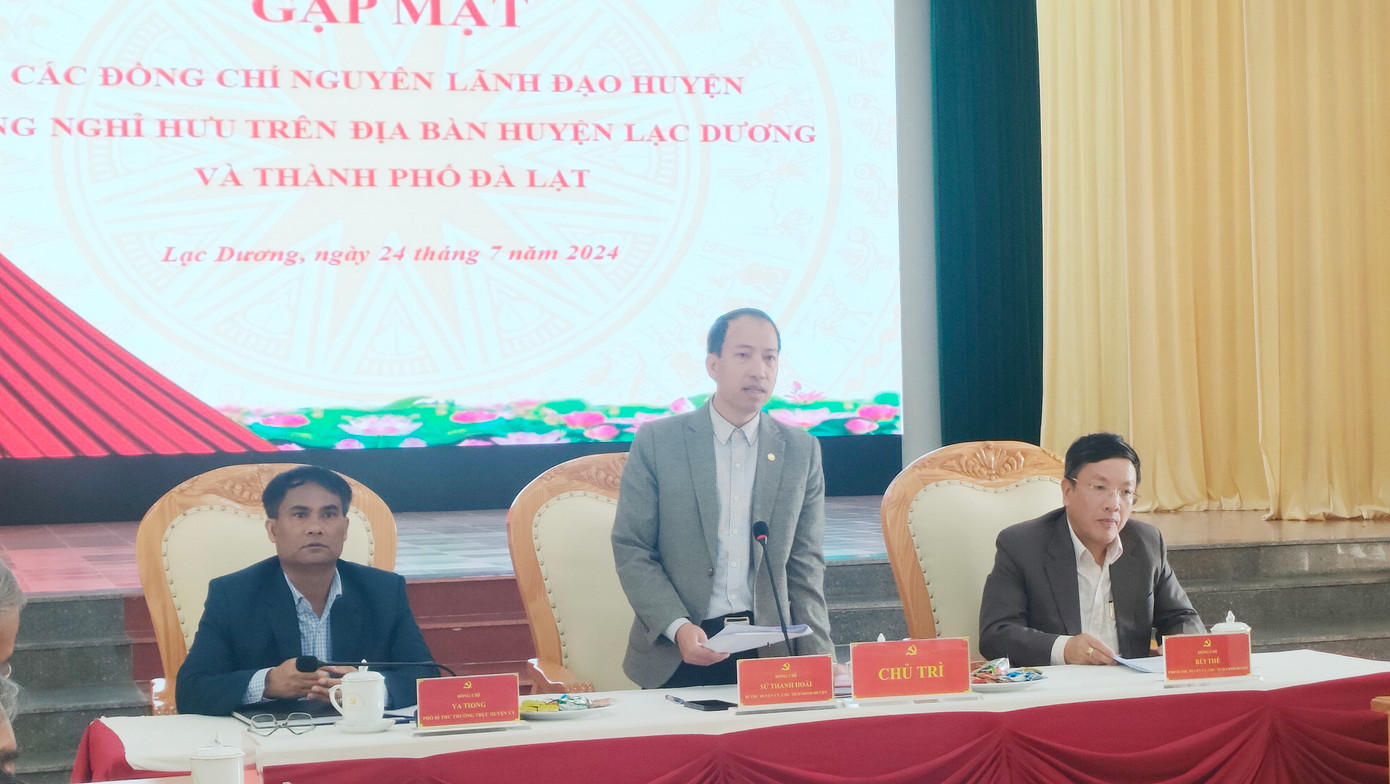 Ông Sử Thanh Hoài (đứng, giữa) tại buổi gặp mặt các nguyên lãnh đạo huyện qua các thời kỳ đang nghỉ hưu trên địa bàn huyện và thành phố Đà Lạt ngày 24/7. Ảnh: Phạm Phương/Lâm Đồng