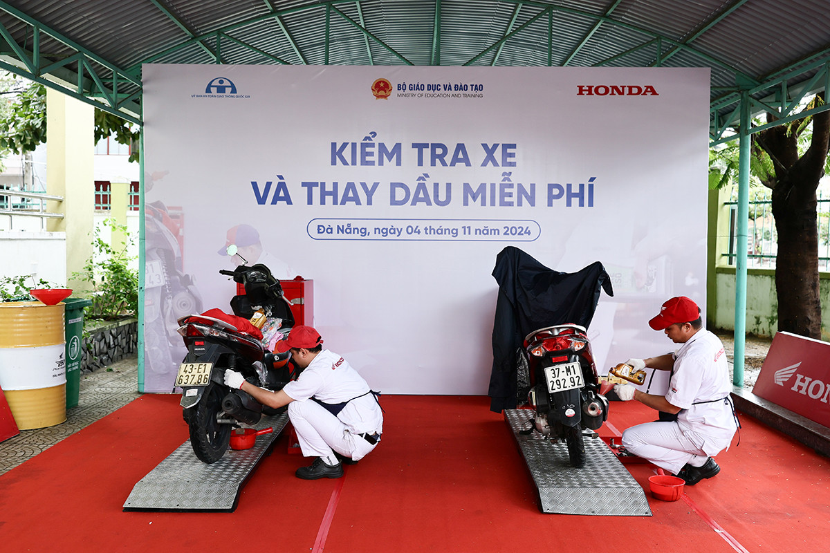 Hoạt động tặng voucher thay dầu, kiểm tra xe miễn phí cho phụ huynh tham dự sự kiện