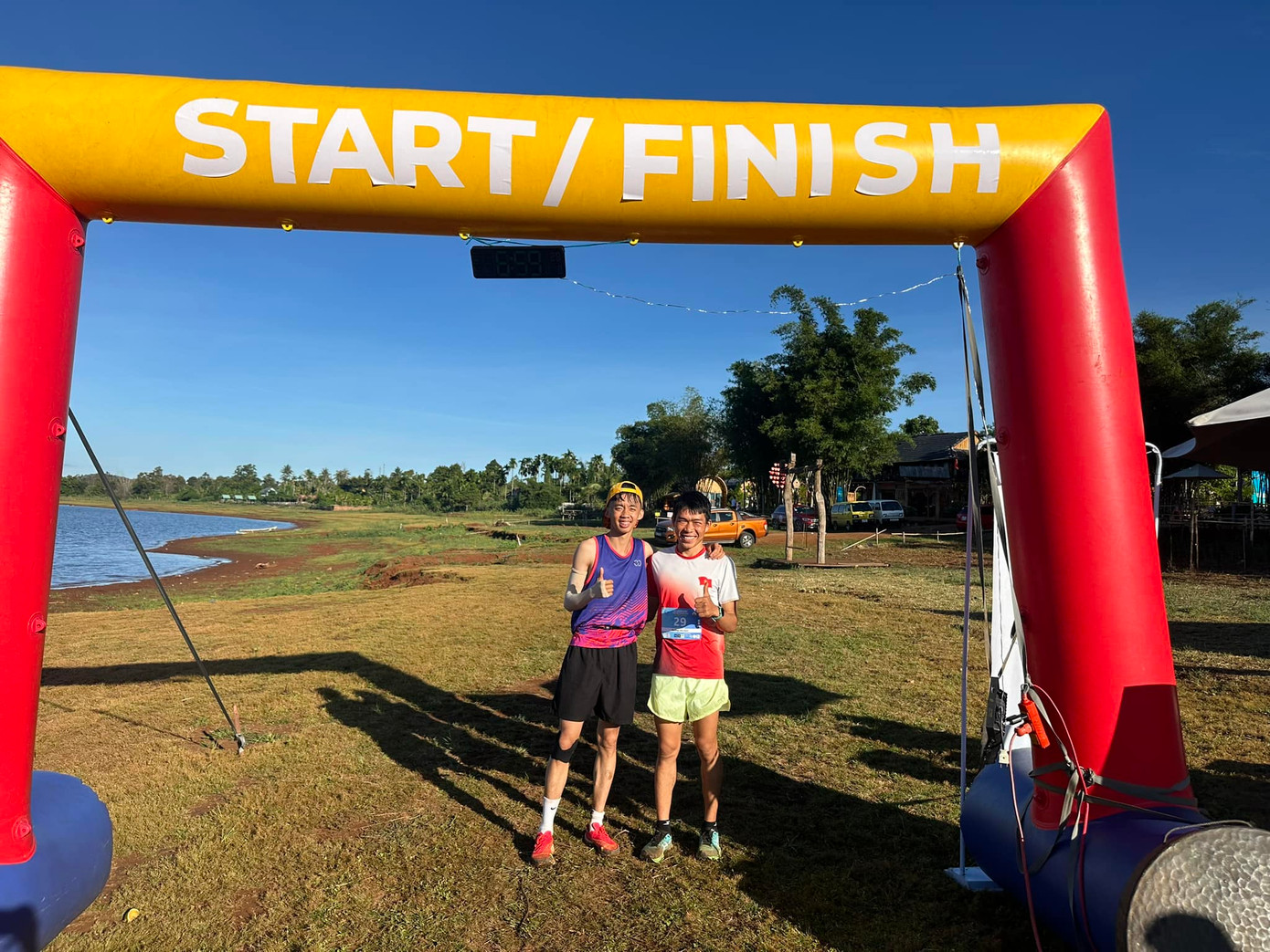 Runner Hoàng Văn Hơn (phải) và Nguyễn Văn Huy Runner Hoàng Văn Hơn (phải) và Nguyễn Văn Huy