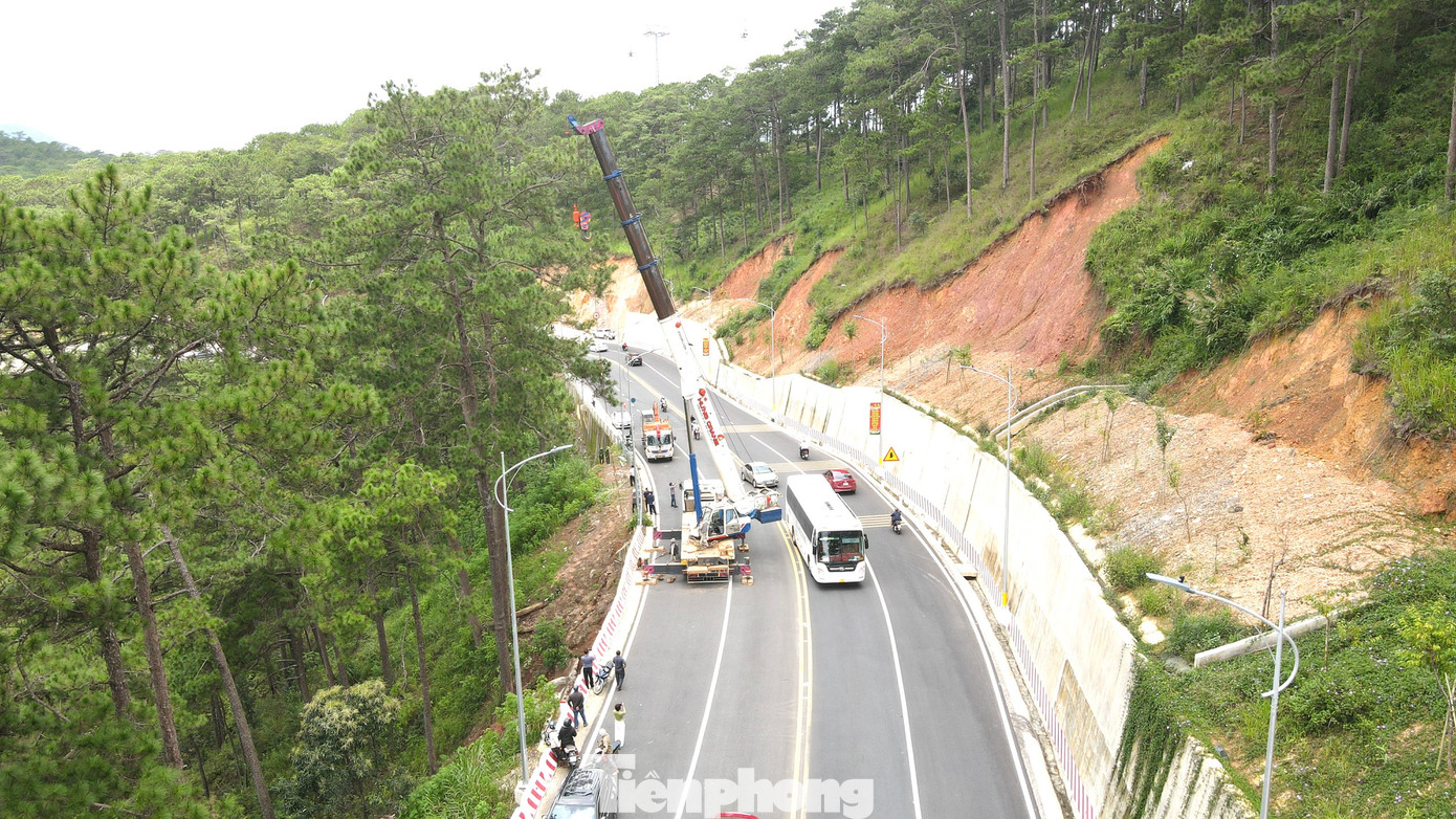 Các vết nứt cục bộ trên đèo Prenn. Ảnh: Khả Hưng Các vết nứt cục bộ trên đèo Prenn. Ảnh: Khả Hưng