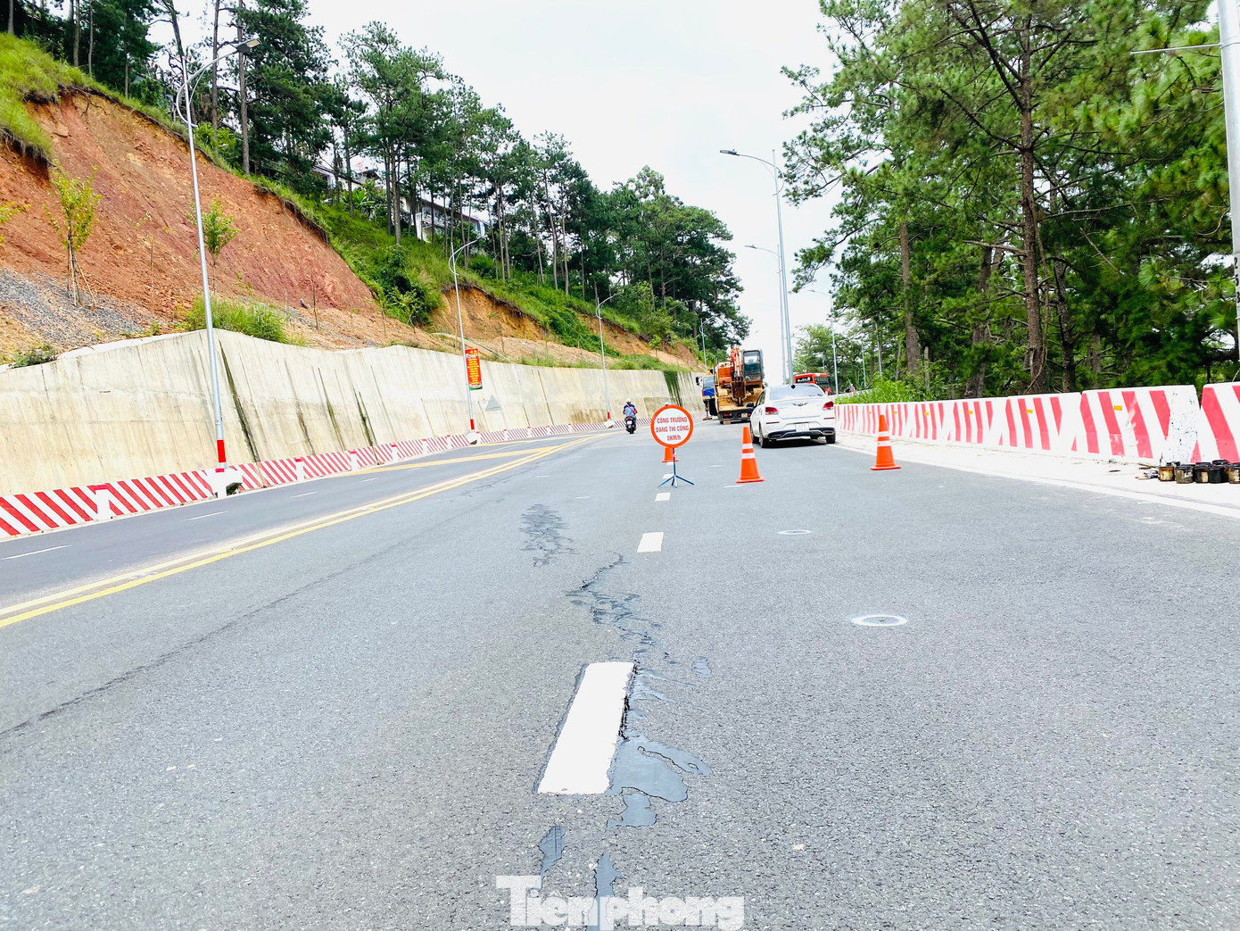 Cơ quan chức năng đã quan trắc diễn biến của vết nứt để có phương án xử lý dứt điểm ngay sau khi kết thúc mùa mưa. Hiện nhà thầu đã sử dụng nhựa đường trám vết nứt, ngăn nước mưa xâm nhập xuống nền. Cơ quan chức năng đã quan trắc diễn biến của vết nứt để có phương án xử lý dứt điểm ngay sau khi kết thúc mùa mưa. Hiện nhà thầu đã sử dụng nhựa đường trám vết nứt, ngăn nước mưa xâm nhập xuống nền.