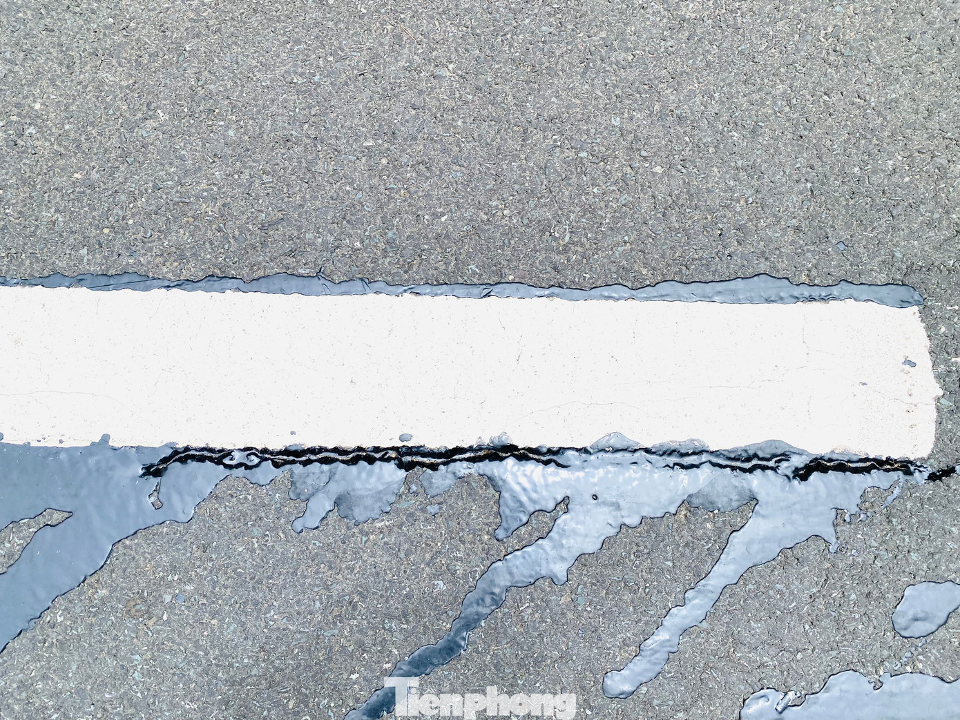 Đồng thời, đất dưới nền đường có hàm lượng sét cao dẫn đến giảm khả năng liên kết và chịu lực, gây ra hiện tượng hư hỏng cục bộ - rạn nứt mặt đường phía trên. Đồng thời, đất dưới nền đường có hàm lượng sét cao dẫn đến giảm khả năng liên kết và chịu lực, gây ra hiện tượng hư hỏng cục bộ - rạn nứt mặt đường phía trên.