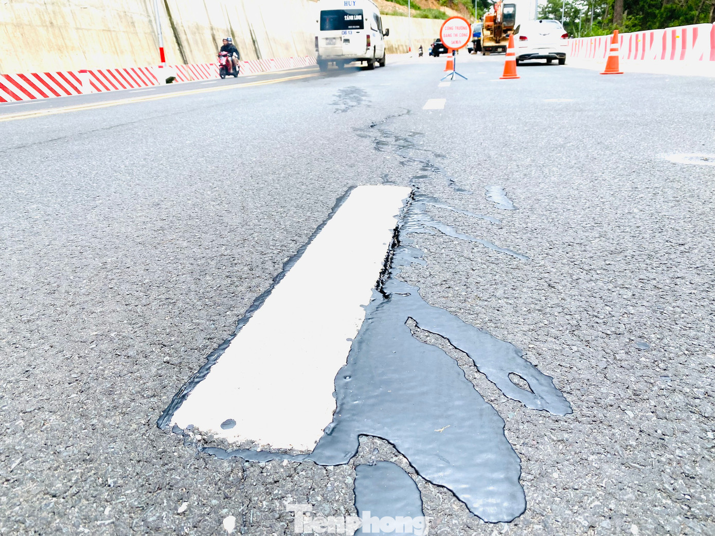 Các vết rạn nứt tại Km228+506 đến Km228+530 đèo Prenn. Ảnh: Khả Hưng Các vết rạn nứt tại Km228+506 đến Km228+530 đèo Prenn. Ảnh: Khả Hưng