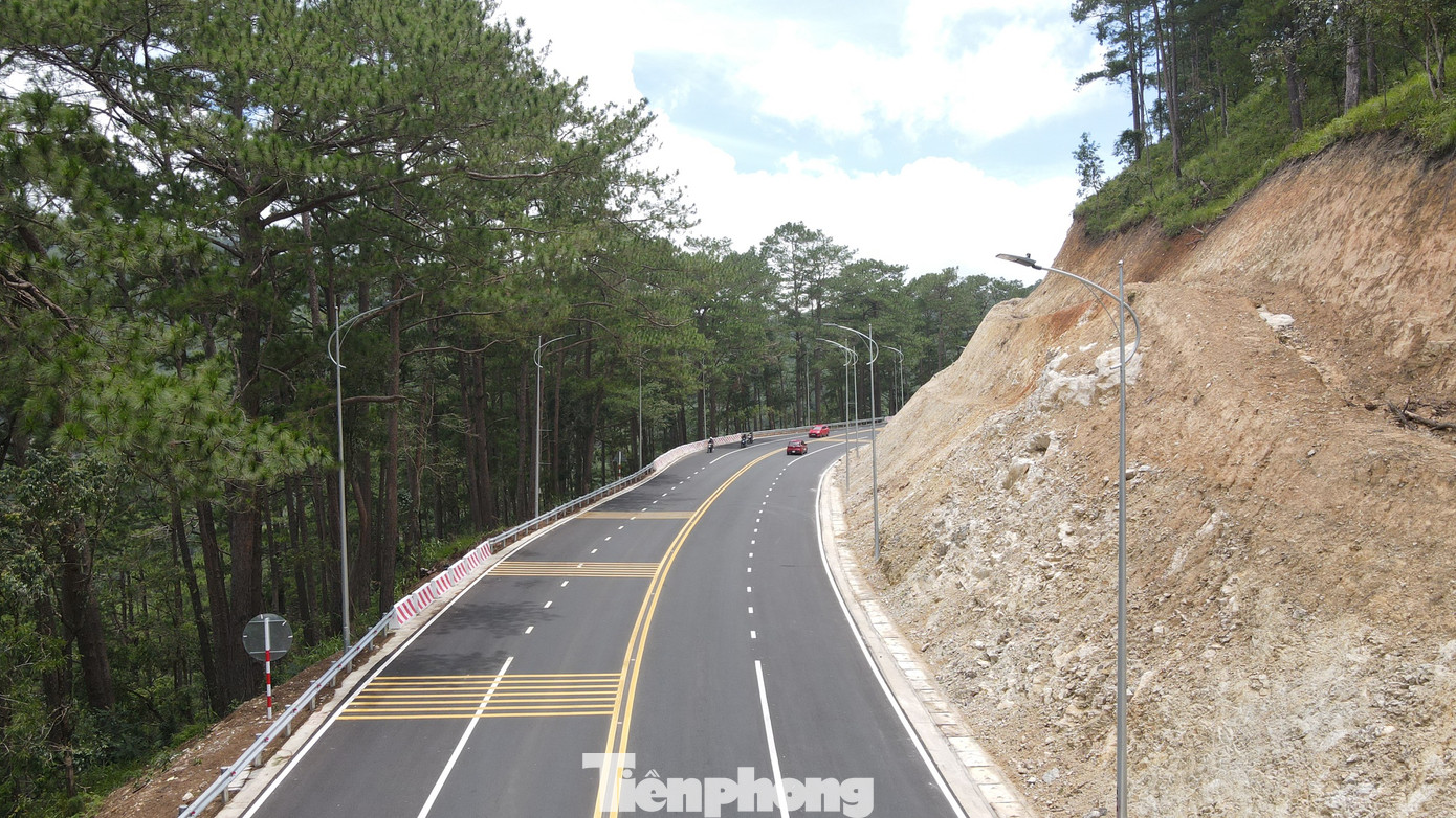 Dự án đã hoàn thành và thông tuyến toàn bộ từ cuối tháng 1 năm nay. Sau khi nâng cấp, mở rộng, đèo Prenn có quy mô 4 làn xe, nền đường rộng 15,5m, mặt đường rộng 14,5m. Dự án đã hoàn thành và thông tuyến toàn bộ từ cuối tháng 1 năm nay. Sau khi nâng cấp, mở rộng, đèo Prenn có quy mô 4 làn xe, nền đường rộng 15,5m, mặt đường rộng 14,5m.