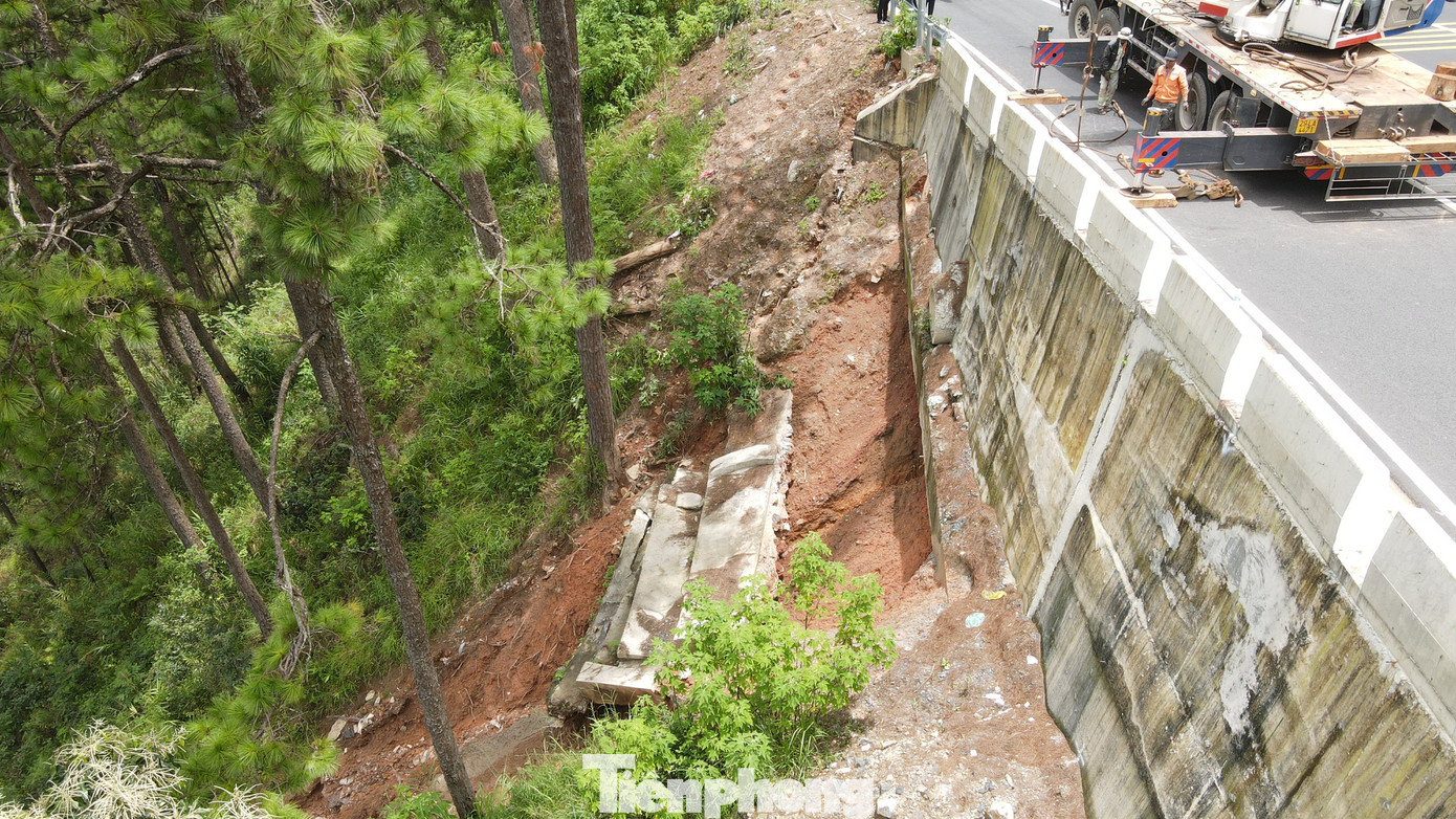 Cty CP Xây dựng Đèo Cả bước đầu xác định, do mưa liên tục với lượng mưa lớn nên tại vị trí cục bộ, nước đã ngấm sâu xuống đất dưới nền đường, có thể đã gây ra trạng thái bị bão hòa nước. Cty CP Xây dựng Đèo Cả bước đầu xác định, do mưa liên tục với lượng mưa lớn nên tại vị trí cục bộ, nước đã ngấm sâu xuống đất dưới nền đường, có thể đã gây ra trạng thái bị bão hòa nước.