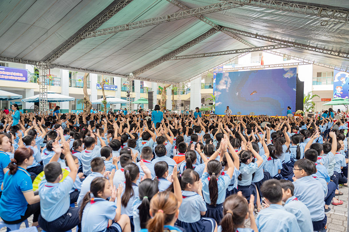 Các em học sinh trường Tiểu học Giồng Ông Tố hào hứng tham gia chương trình
