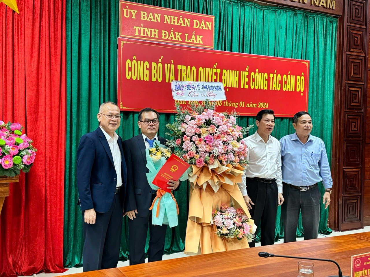 Lãnh đạo Sở Y tế Đắk Lắk chúc mừng ông Quang