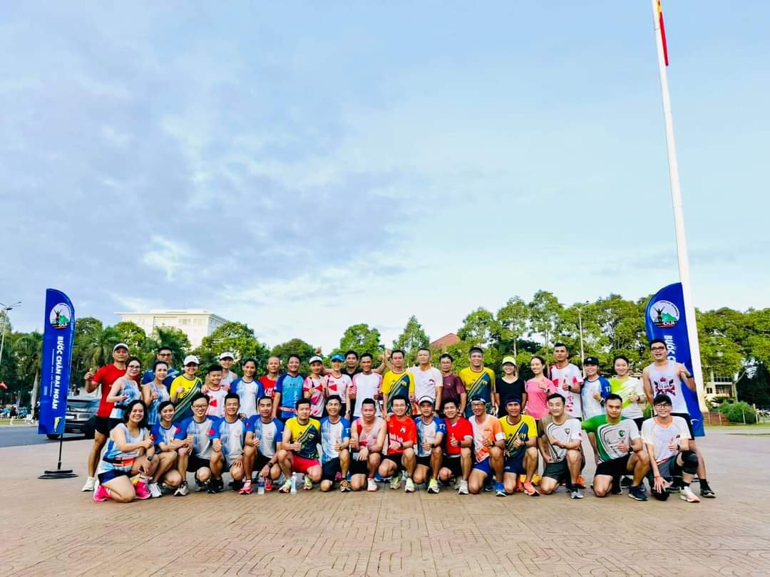 "Dị nhân" Long Marathon (giữa, đứng) giao lưu cùng các runner Đắk Lắk