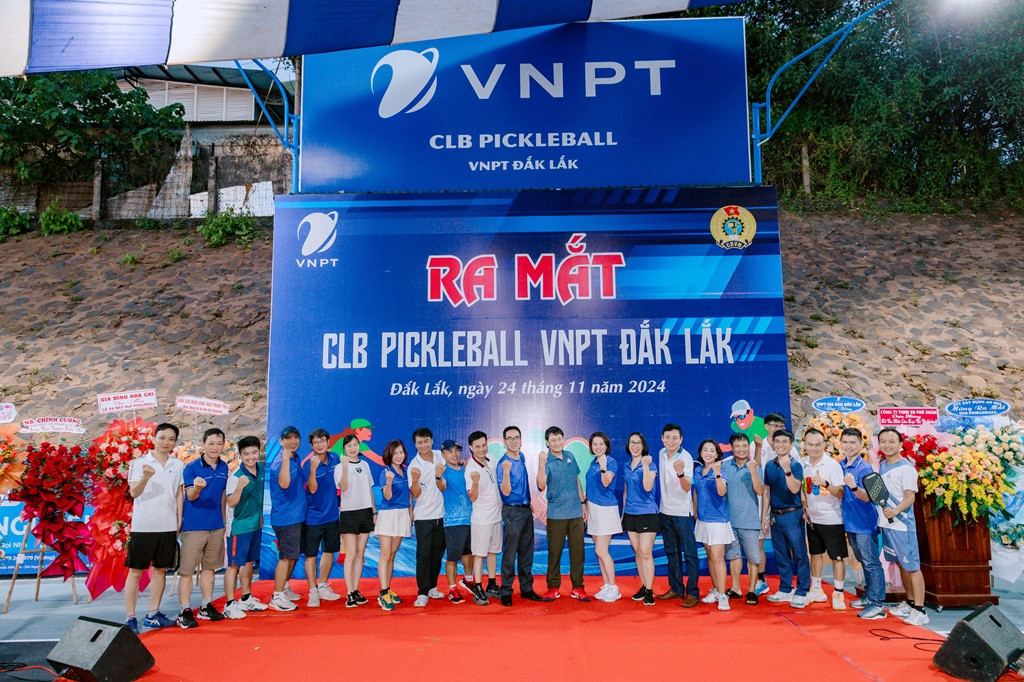 Lãnh đạo VNPT Đắk Lắk cùng Công đoàn, cán bộ, công nhân viên và người lao động cùng chụp ảnh lưu niệm