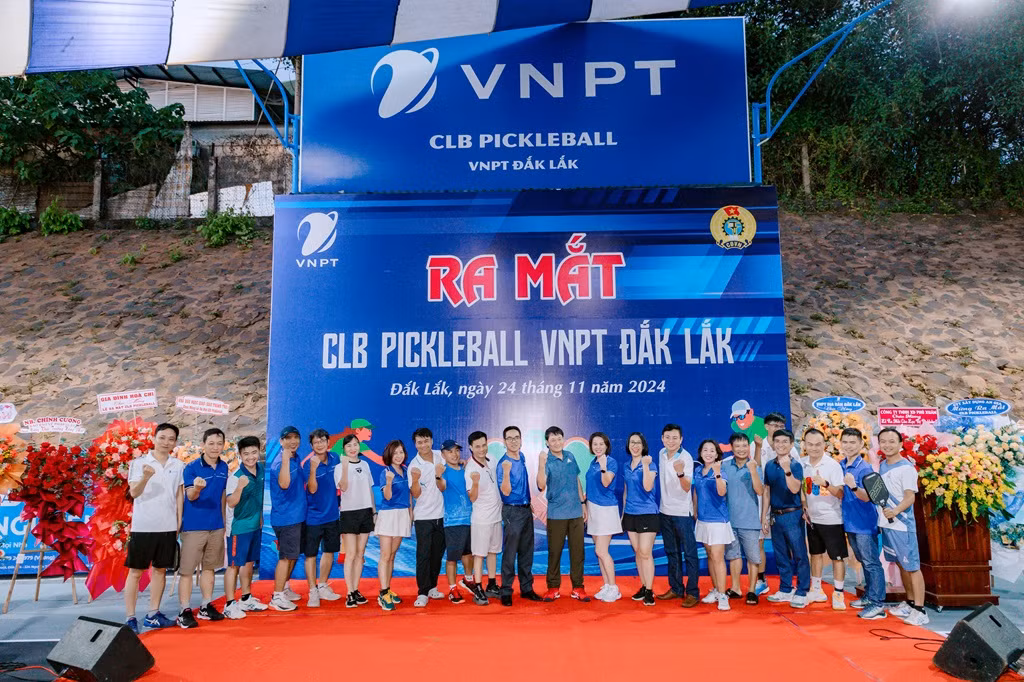 Lãnh đạo VNPT Đắk Lắk cùng Công đoàn, cán bộ, công nhân viên và người lao động cùng chụp ảnh lưu niệm