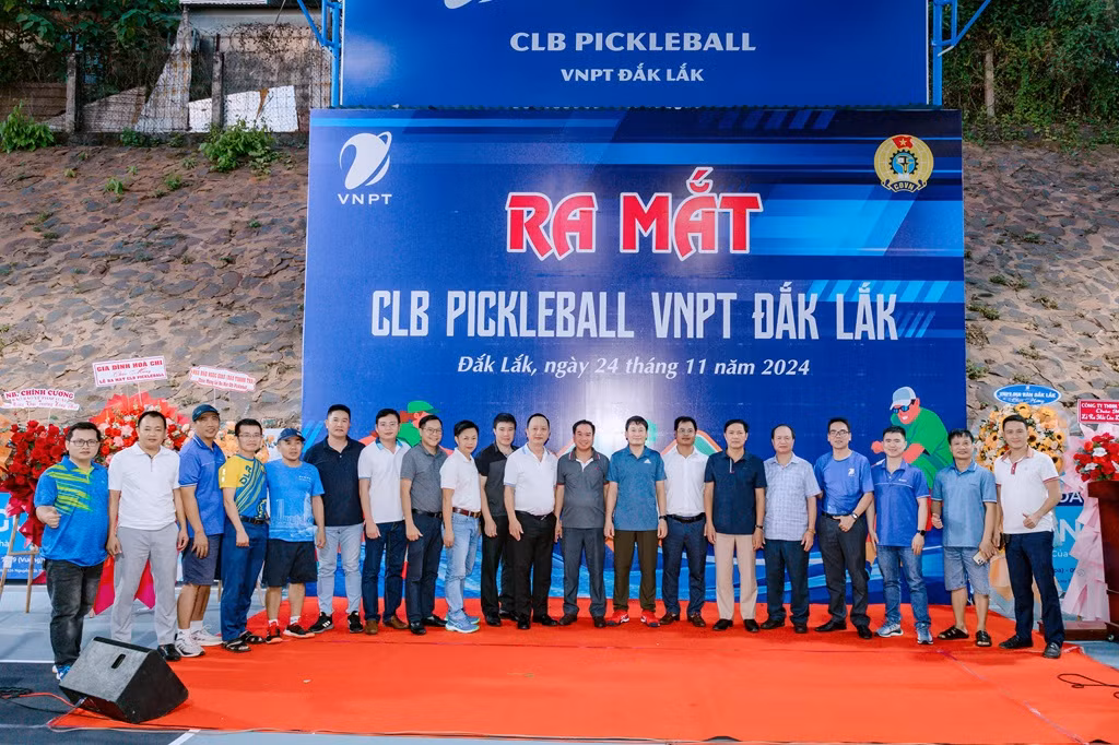 Các đại biểu cùng chụp ảnh lưu niệm