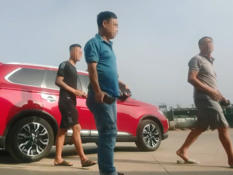 Người dân khắp các tỉnh thành về cửa khẩu Đăk Peur xem đá gà bên kia biên giới